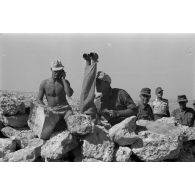 Le général (General der Panzertruppe) Philipp Müller-Gebhard (Gebhardt) inspecte le poste d'observation et de commandement de la 2e batterie du I./33 FlaK.