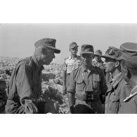 Le général (General der Panzertruppe) Philipp Müller-Gebhard (Gebhardt) inspecte le poste d'observation et de commandement de la 2e batterie du I./33 FlaK.