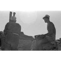 Le poste d'observation et de commandement de la 2e batterie du I./33 FlaK durant l'inspection du général (General der Panzertruppe) Philipp Müller-Gebhard (Gebhardt).