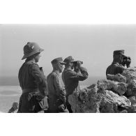 Le général (General der Panzertruppe) Philipp Müller-Gebhard (Gebhardt) inspecte le poste d'observation et de commandement de la 2e batterie du I./33 FlaK.