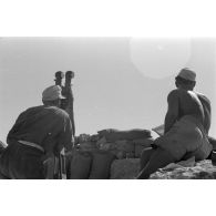 Le poste d'observation et de commandement de la 2e batterie du I./33 FlaK durant l'inspection du général (General der Panzertruppe) Philipp Müller-Gebhard (Gebhardt).