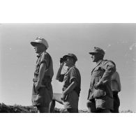 Le général (General der Panzertruppe) Philipp Müller-Gebhard (Gebhardt) inspecte le poste d'observation et de commandement de la 2e batterie du I./33 FlaK.