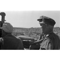 Le général (General der Panzertruppe) Philipp Müller-Gebhard (Gebhardt) inspecte le poste d'observation et de commandement de la 2e batterie du I./33 FlaK.