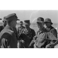 Lors de l'inspection du front de Sollum, le général Müller-Gebhard (Gebhardt) s'entretient avec des officiers.