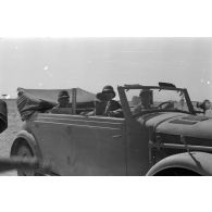 Fin d'inspection et départ en voiture du front de Sollum du général Müller-Gebhard (Gebhardt).