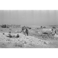 Des sapeurs du Génie allemand creusent le sol à l'aide d'un marteau-piqueur.