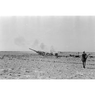 Depuis les positions dominantes sur le Halfayapass, la riposte de la 2e batterie du FlaK I./33 suite à des tirs de l'artellerie britannique.