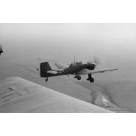 A bord d'un Junkers Ju-87 "Stuka" du Sturzkampfgeschwader StG-2 pour une mission de bombardement sur Tobrouk.
