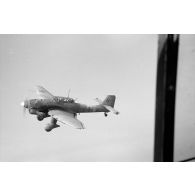 A bord d'un Junkers Ju-87 "Stuka" du Sturzkampfgeschwader StG-2 pour une mission de bombardement sur Tobrouk.
