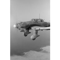 A bord d'un Junkers Ju-87 "Stuka" du Sturzkampfgeschwader StG-2 pour une mission de bombardement sur Tobrouk.