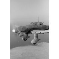 A bord d'un Junkers Ju-87 "Stuka" du Sturzkampfgeschwader StG-2 pour une mission de bombardement sur Tobrouk.