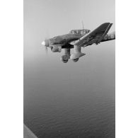 A bord d'un Junkers Ju-87 "Stuka" du Sturzkampfgeschwader StG-2 pour une mission de bombardement sur Tobrouk.