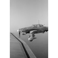 A bord d'un Junkers Ju-87 "Stuka" du Sturzkampfgeschwader StG-2 pour une mission de bombardement sur Tobrouk.