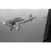 A bord d'un Junkers Ju-87 "Stuka" du Sturzkampfgeschwader StG-2 pour une mission de bombardement sur Tobrouk.
