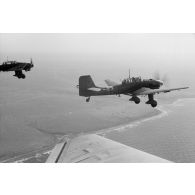A bord d'un Junkers Ju-87 "Stuka" du Sturzkampfgeschwader StG-2 pour une mission de bombardement sur Tobrouk.