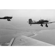 A bord d'un Junkers Ju-87 "Stuka" du Sturzkampfgeschwader StG-2 pour une mission de bombardement sur Tobrouk.