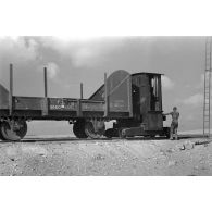 Arrimage de pousse-wagon à des wagons abandonnés sur une voie ferrée.