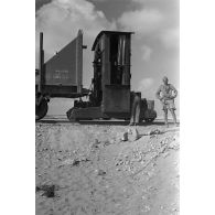 Arrimage de pousse-wagon à des wagons abandonnés sur une voie ferrée.