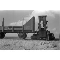 Arrimage de pousse-wagon à des wagons abandonnés sur une voie ferrée.