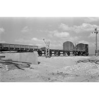 Arrimage de pousse-wagon à des wagons abandonnés sur une voie ferrée.