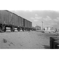 Arrimage de pousse-wagon à des wagons abandonnés sur une voie ferrée.