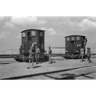 Arrimage de pousse-wagon à des wagons abandonnés sur une voie ferrée.