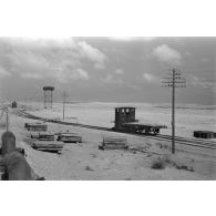 Arrimage de pousse-wagon à des wagons abandonnés sur une voie ferrée.