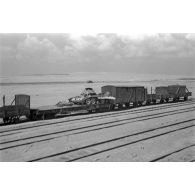 Un char Crusader Mark I à bord d'un train abandonné.