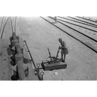 Le personnel italien de la gare effectue un changement d'aiguillage (photographié depuis une locomotive Henschel diesel).
