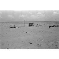 Un check-point italien à proximité d'une voie ferrée.