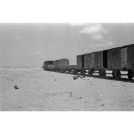 Une locomotive diesel Henschel tracte des wagons.