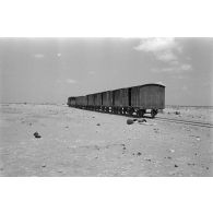 Une locomotive diesel Henschel tracte des wagons.