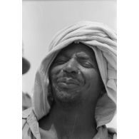 Portrait d'un bédouin dans le désert égyptien.