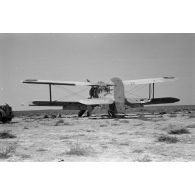 Un avion Fairey Albacore de la Royal Navy dont le numéro de série (serial T9158), on note le début d'une immatriculation "OM" comprenant la cocarde britannique.