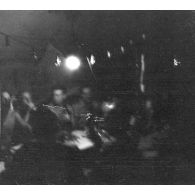 Repas arrosé d'aviateurs de la Luftwaffe à l'intérieur d'une tente.