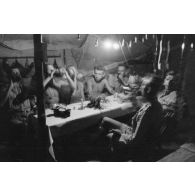 Repas arrosé d'aviateurs de la Luftwaffe à l'intérieur d'une tente.