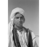 Portrait d'un bédouin dans le désert égyptien.