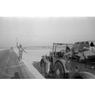 Contrôles routiers de la Feldgendarmerie dans le secteur d'El Alamein.