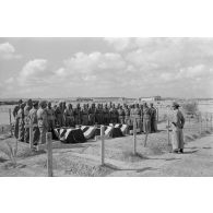 A El Quassaba (Quasaba), les obsèques deux équipages de Stuka (selon la légende d'origine).