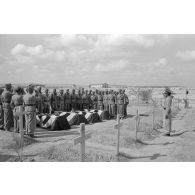 A El Quassaba (Quasaba), les obsèques deux équipages de Stuka (selon la légende d'origine).