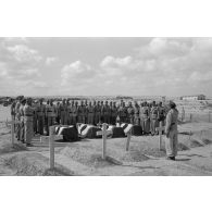 A El Quassaba (Quasaba), les obsèques deux équipages de Stuka (selon la légende d'origine).