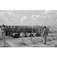 A El Quassaba (Quasaba), les obsèques deux équipages de Stuka (selon la légende d'origine).