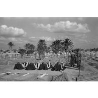 A El Quassaba (Quasaba), les obsèques deux équipages de Stuka (selon la légende d'origine).