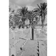 A El Quassaba (Quasaba), les obsèques deux équipages de Stuka (selon la légende d'origine).