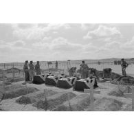 A El Quassaba (Quasaba), les obsèques deux équipages de Stuka (selon la légende d'origine).