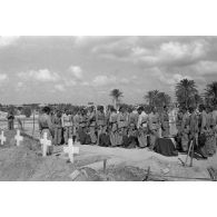 A El Quassaba (Quasaba), les obsèques deux équipages de Stuka (selon la légende d'origine).