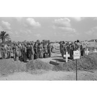 A El Quassaba (Quasaba), les obsèques deux équipages de Stuka (selon la légende d'origine).