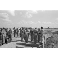 A El Quassaba (Quasaba), les obsèques deux équipages de Stuka (selon la légende d'origine).