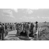 A El Quassaba (Quasaba), les obsèques deux équipages de Stuka (selon la légende d'origine).