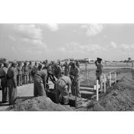 A El Quassaba (Quasaba), les obsèques deux équipages de Stuka (selon la légende d'origine).